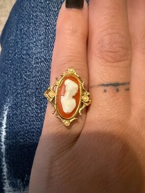 Vintage Gold Cameo Ring with Coral and White Profile